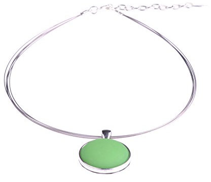 Halsreif Polly, 25mm original Polaris Cabochon in einer Fassung aus versilbertem Messing an einem Bündel aus 5 nylonummantelten Stahlfäden, handgefertigt von Adi-Modeschmuck in Berlin (grün)