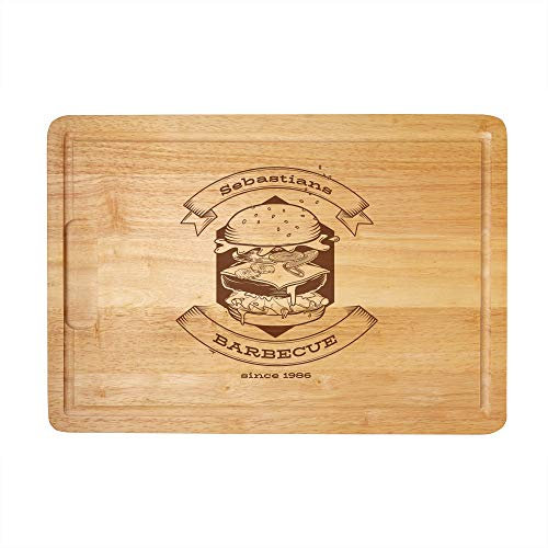Casa Vivente Schneidebrett aus Holz mit Personalisierter Gravur mit Name und Jahreszahl, Grillmotiv Barbecue, Geburtstagsgeschenk, 40,5 x 28,5 x 2 cm