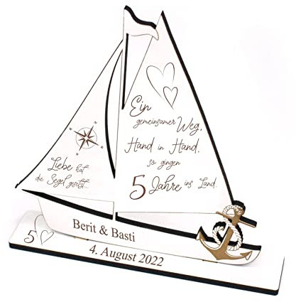 DEKOLANDO Hölzerne Hochzeit Deko Holzhochzeit Hochzeitstag 5 Jahre Jubiläum mit Wunschnamen Datum Holz Aufsteller Schiff - EIN gemeinsamer Weg, Hand in Hand - 18 x 20 cm