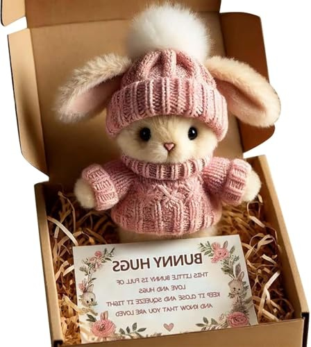 Mini Bunny Hug Plüschhase mit Strickmütze und Bommel, niedliches Ostergeschenk in Geschenkbox, positiver Hase zum Umarmen für Deko & Freude, für Ostern Geburtstag als liebevolles Mitbringsel (Rose)