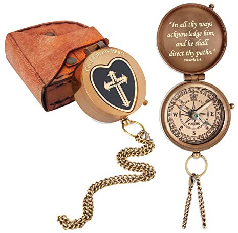 Kompass aus Messing mit Gravur God is in My Heart mit Lederetui - religiöses Geschenk für Männer, Jungen | Christliche Taufe, Kommunion, Konfirmation, Abschlussgeschenk 2024 | Inspirierendes