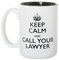 Keep Calm and Call Your Lawyer – Große 425 ml doppelseitige Kaffeetasse mit schwarzem Inlay