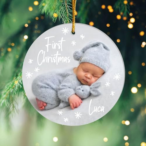 Geschenke.de Acryl-Anhänger First Christmas Foto & Name – Idee als Weihnachtsbaumschmuck – Mit Band zum Aufhängen & Organzabeutel – Geschenkidee zu Weihnachten – Geschenk für Großeltern - ⌀ 9cm