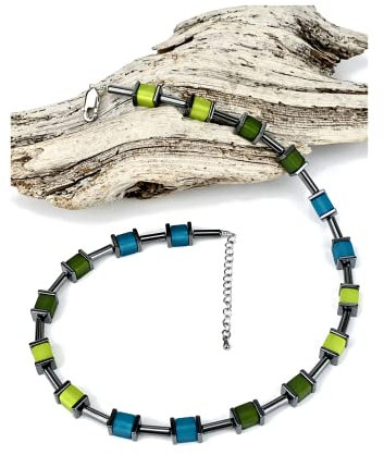 Handgemachte Hals Kette mit bunten Polaris Würfel und Hämatit Edelstein sowie einem Edelstahlverschluss mit Verlängerung (Grün & Petrol)