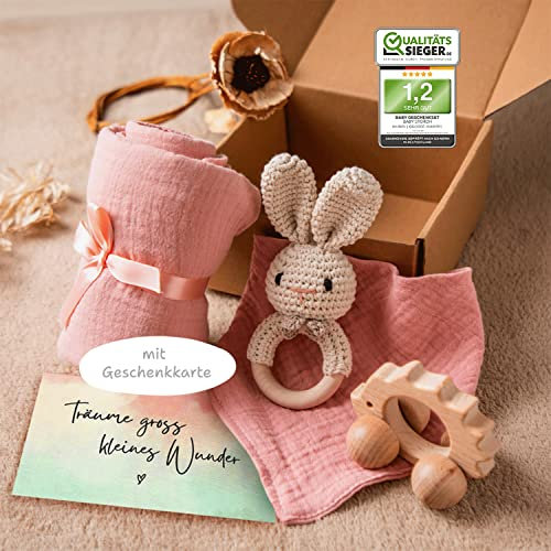 Baby Storch® Baby Geschenk zur Geburt Mädchen, 5-in-1-Set - Musselin Tuch, Lätzchen, Holz Spielzeug, Rassel, Geschenkverpackung