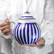 City to Cottage® Tetera Grande de Cerámica Artesanal con Asa y Tapa, Diseño de Lunares en Azul a Rayas, 1,7 L/60oz/4-6 Tazas
