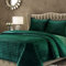 Tribeca Living Samt Queen-Bettwäsche-Set, dreiteiliges Boxstich-Bettwäsche-Set, inklusive übergroßer Steppdecke und Zwei Kissenbezügen, 260 g/m², superweicher Samt, Smaragdgrün