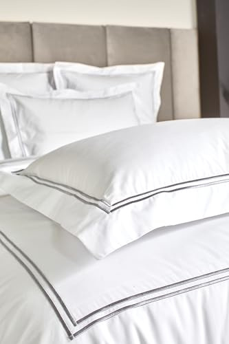 Duquennoy & Lepers – Set di 2 federe – Percalo di cotone 80 fili/cm² di qualità – Finitura Hotel – Volante piatto 5 cm – Doppio Ricamo Grigio Perla Raso – 50 x 70 cm