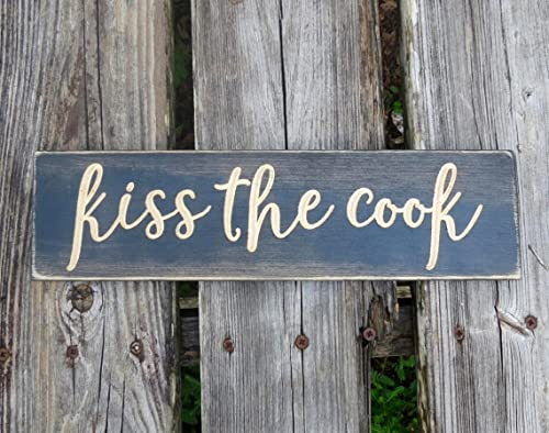 Kiss The Cook Schild, Kiss The Cook, Küchendekoration, Küchenschild, Küchenschild, Koch, Heimdekoration, Kuss, Wanddekoration, Holzschilder, Holz, Küchenschilder, 10 x 40 cm