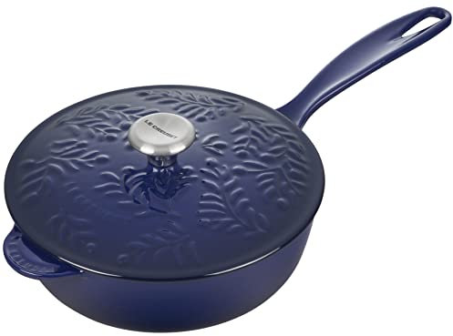 LE CREUSET Olive Branch Collection Untersetzer aus emailliertem Gusseisen, 2,25 qt, Indigo mit geprägtem Deckel