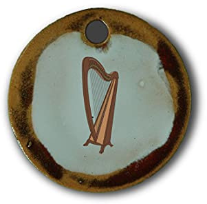 Schöner Keramik-Anhänger „Harfe“ in rot marmoriert; Schmuck Kette Kettenanhänger Geschenk Kunsthandwerk Keramik rund Talisman Halskette Aufmerksamkeit Mitbringsel individuell