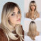Blonde Perücken für Damen, synthetische lange, leicht gelockte, geschichtete Perücke mit Fransen. Natürliches Ombre-Blond mit dunklen Wurzeln für tägliches Tragen und auf einer Party