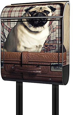 banjado® Briefkasten mit Standfuß Motiv Mops im Koffer - Stand Briefkasten mit Zeitungsfach pulverbeschichtet aus Stahl schwarz - Postkasten A4 Einwurf inkl. Montagematerial & 2 Schlüssel