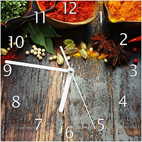 Wallario Design-Wanduhr Gewürze auf Holz - uriger Holztisch in der Küche aus Glas, Motiv-Uhr Größe 20 x 20 cm, weiße Zeiger