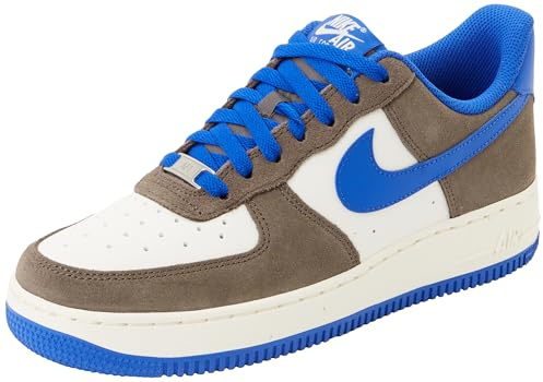 NIKE Herren Air Force 1 '07 LV8 Sneaker, Cave Stone Hyper Royal Sail, 42 EU