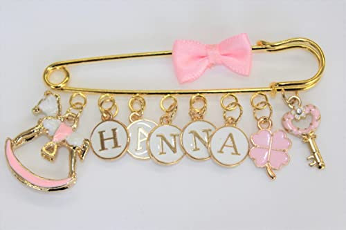 Baby Stecknadel mit Namen Anstecknadel Brosche personalisierte Baby Geschenk Mädchen Junge Glücksbringer Kinderwagen PIN (Rosa Pferd, Baumblatt & Schlüssel)