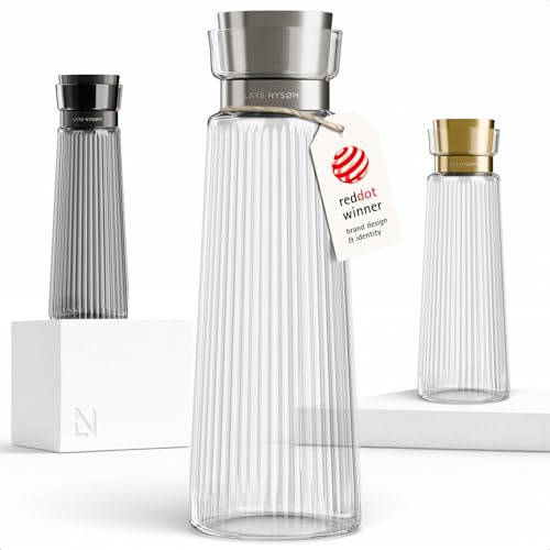 LARS NYSØM Wasserkaraffe 1,5l mit integriertem Sieb aus Edelstahl | Elegante Glaskaraffe mit Sieb für Saft & Limonade | Wasserkrug mit Riffel-Design für Alltag & Gäste (Pure/Steel, 1500ml)