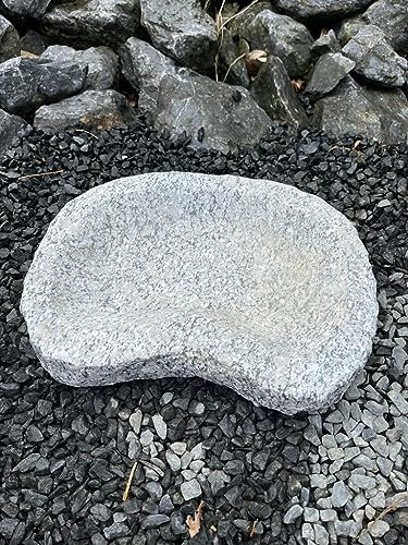 IDYL Granit-Stein Skulptur Vogeltränke| HxBxT 5x30x20 cm | Trinkbecken für Vögel aus massivem Stein | Nierenform | Handarbeit |Stilvolle Garten-Dekoration | Wetterfest | Ohne Dekoration