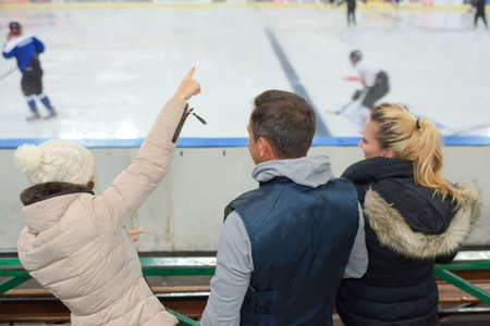 adrium AluVerbund-Bild 90 x 60 cm: Freunde, die Eishockey wenden(85033994)