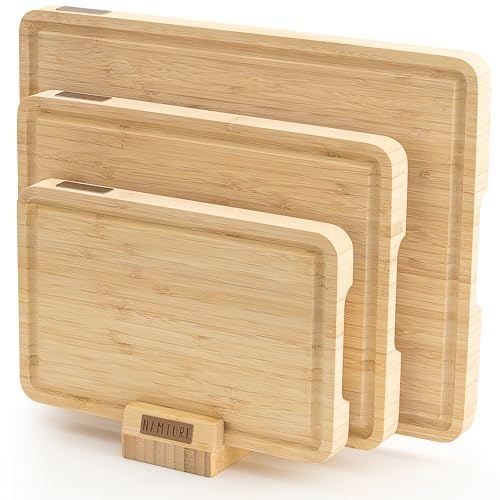 NAMTURE Schneidebrett Holz Set – 2,5 cm stark, mit hochwertiger Öl-Oberfläche, Saftrille, Anti-Rutsch-Füßen & Brettständer – Bambusholz Schneidebretter in luxuriöser Geschenkbox
