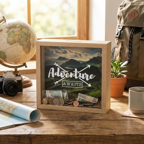 MIJOMA Spardose aus Holz mit Glasfront – dekorativer Sparrahmen für Geldgeschenke zu Hochzeit, Geburtstag, Reise & mehr – kreative Geldbox (Adventure Awaits - naturfarben, 20 x 20 x 5 cm)