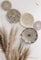 TheNamiCollection Gewebtes Wandkorb-Set – fünf hängende Seegraskörbe,dekorative Körbe im Boho-Stil, perfekt für trendige, natürliche Heimdekoration, gewebt, hängende Wandkorb-Dekoration