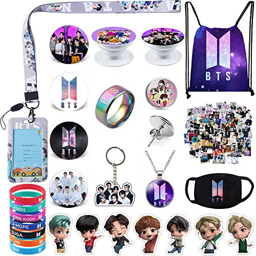 eTel Like BTS Coffret cadeau comprenant un sac à dos à cordon de serrage, un collier, des boucles d'oreilles, des bagues, des bracelets, des épingles à boutons, un porte-badge pour cordon, un