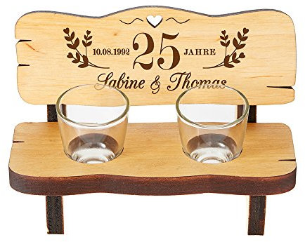 Schnapsbank mit zwei Schnapsgläsern – Geschenk zur Silberhochzeit mit individueller Gravur – Personalisiert mit [Wunschnamen] und [Datum] – Kleine Hochzeitsbank aus Erlenholz –Hochzeitsgeschenk