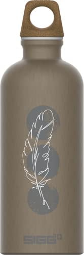 SIGG - Alu Trinkflasche - Traveller MyPlanet Lighter Motiv - Klimaneutral Zertifiziert - kohlensäurehaltige Getränke - Auslaufsicher, Federleicht, BPA-frei - Outdoor & Yoga - Mattes Taupe - 0,6L