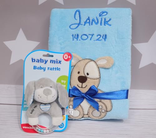 BotoBaby ★ GESCHENKSET Babydecke mit Namen und Datum Bestickt + Babyrassel Hund ★ Geschenk ★Geburt ★ Taufe ★ (Set 43)