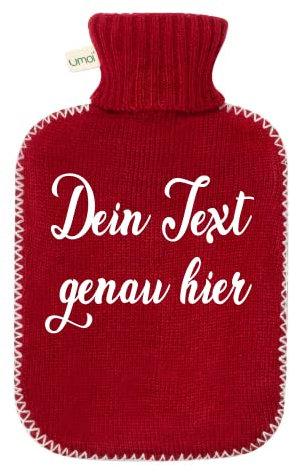 Personalisierte Öko Wärmflasche mit Bezug, 1.8 Liter mit feinem Strickbezug und weißen Nähten (Rot)