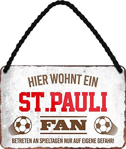 WOGEKA ART Retro Blechschild - Hier wohnt ein St.Pauli Fan Fußball - witziger Spruch Geschenk-Idee Geburtstag Weihnachten Deko 18x12 cm Vintage-Design Hänge-Schild Metall HS37