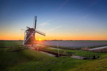 adrium Holz-Bild 80 x 50 cm: Windmühle de Goliath bei Sonnenuntergang im Winter(94774814)