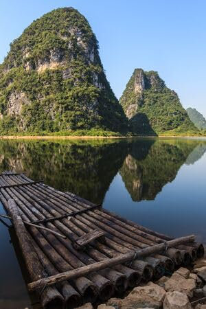 Acryl-Bild 30 x 50 cm: Bambusfloß am Li-Fluss mit Kalksteinhügeln in Südchina (18087411)