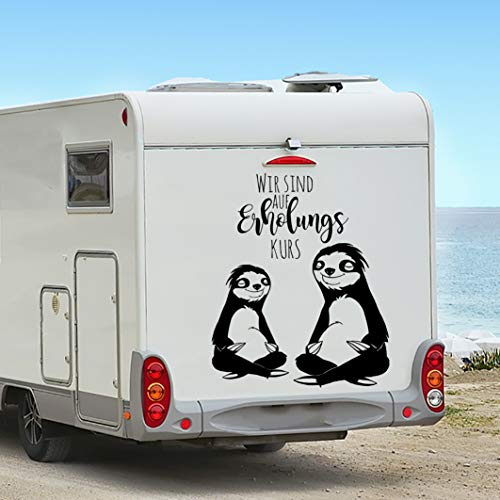 ilka parey wandtattoo-welt® Autotattoo Wohnmobil Autoaufkleber Aufkleber Wohnwagen Faultiere mit Spruch auf Erholungskurs M2218 (XXXL-73cm breit x 90cm hoch, schwarz)