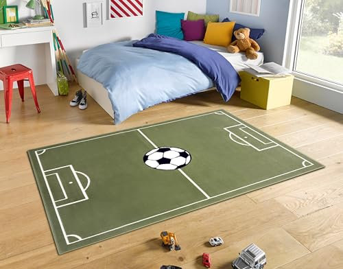 Hanse Home Adventures Kinderteppich Fußball - Kurzflor Teppich Junge Mädchen Spielteppich Modern Spielfeld Fussball Kinder-Teppich für Kinderzimmer, Spielzimmer - 120x170cm, Grün