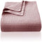 CHUFFED 100% Baumwolle Decke 150 x 200 cm, Weiche und Atmungsaktive Tagesdecke, Waffelmuster Leichte Decke als Sofadecke Couchdecke, Weich Kuschelige Wohndecke Wohnzimmer, Sofa Couch Loran Violett