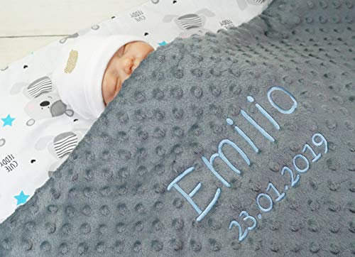 BotoBaby ★ Zweilagige Babydecke mit Namen und Datum Bestickt ★ Minky ★ Baumwolle ★ Füllung ★ (Grau - Teddybären, 75 x 100 cm)