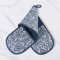 No. 918 Enza Doppel-Ofenhandschuh, gesteppt, Ikat-Muster, Indigoblau