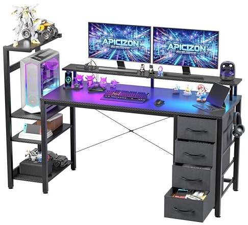 APICIZON Bureau Gaming 150 x 50 cm avec Étagère Réversible, Support Moniteur, LED RGB, Station de Charge avec 2 USB et 2 Prises, Support Casque et Porte-Gobelet, Bureau PC Gamer Noir