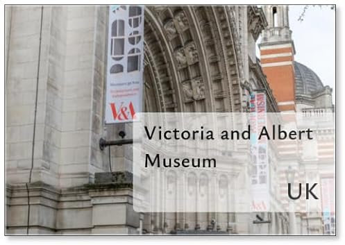 Kühlschrankmagnet London UK - A Side View of The Facade of The Victoria and Albert Museum with Banners Display The Special Exhibitions on Show