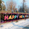 LAMEK 2025 Neujahr Banner Extra Lange Silvesterparty Banner Happy New Year Partysbanner Bunt Silvester Deko Drinnen draußen Neujahrsdeko für Garten Wand Tür
