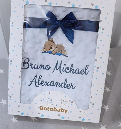BotoBaby Babydecke Zweilagige Decke – Bestickt mit Namen & Datum – Geschenkbox - Kuscheldecke 75x100 cm | Perfekt zur Geburt & Taufe (75 x 100 cm, Blau - Sternen + Geschenkbox)