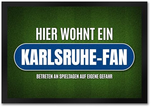 trendaffe - Hier wohnt EIN Karlsruhe-Fan Fußmatte mit Rasen Motiv Fußball Stadion Ball Tor