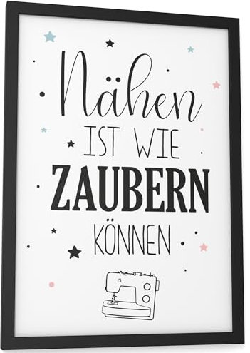 Papierschmiede® Bilder Home Kunstdruck mit Rahmen A4 (21x30 cm) Spruch Poster Zuhause Schrift Bild Wanddeko in schwarz weiß, Sprüche für Wohnzimmer Büro Küche, Nähen ist wie zaubern können