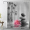 LB Graues Zen-Spa Duschvorhang 150x200cm(BxH) Rosa Seerose Japanischer Bambuswald Antischimmel Wasserdicht Badezimmer Vorhänge, Graue Steine Extra Lange Polyester Stoff Bad Vorhang mit Haken