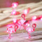FLAVCHARM Guirlande lumineuse flamant rose à piles avec télécommande - 30 LED - 30 LED - Prise USB - Thème tropique d'été - Décoration pour la maison, les fêtes, les cadeaux