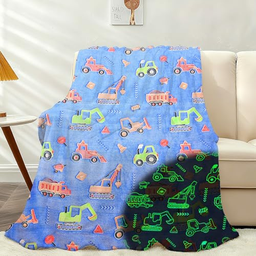 AVJWWD Kuscheldecke Kinder Bagger Decke Leuchtet im Dunkeln,Kuscheldecke mit Cartoon Auto Druck Muster,Weiche Sofa Flanelldecken Geschenkideen für Jungen (Car 01, 130x150cm)