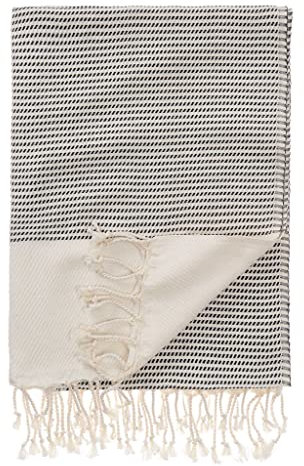 URBANARA Hamamtuch Bolu – 50% Baumwolle & 50% Bambus, Saunatuch/Strandtuch/Liegetuch mit Rautenmuster und Fransen - Schwarz/Naturweiß
