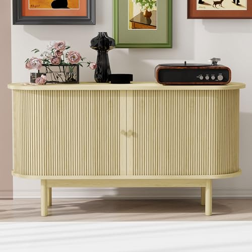 FAYICIC Retro Modernes Holz Sideboard, Lamellen Schrank Sideboard mit Schiebetüren und Kiefernholzbeinen, 138cm Schrank mit verstellbaren Einlegeböden (Naturholz)